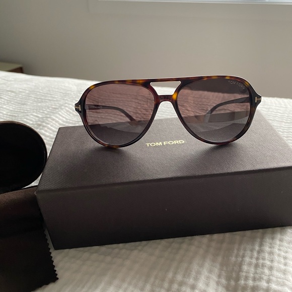 Tom Ford Women's Sunglasses Black Frame with Dark Brown Gradient Lenses - Picture 2 of 3